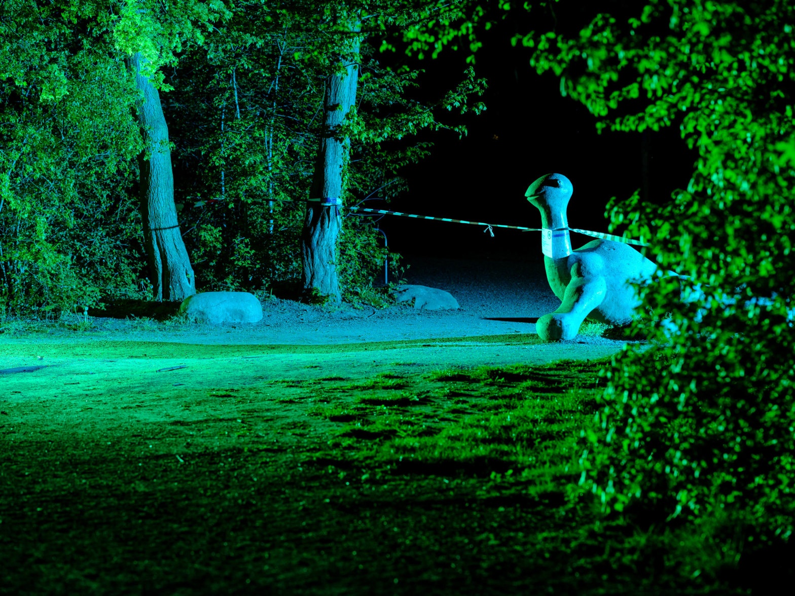 Absperrband, Behörde, Corona, Coronakrise, Coronavirus, Covid-19, Flatterband, Folgen, Fotoserie, Game Over, Infektion, Leipzig, Pandemie, Projekt, Ruhe, Serie, Sperrstunde, Sperrung, Spielgerät, Spielplatz, Spieltiere, Stille, Stillstand, Südraum Leipzig, Verbot, angeblitzt, angeleuchtet, beleuchtet, dunkel, farbig, leere Spielplätze, lockdown, nacht, nachts, rot-weiss, tiere, verboten