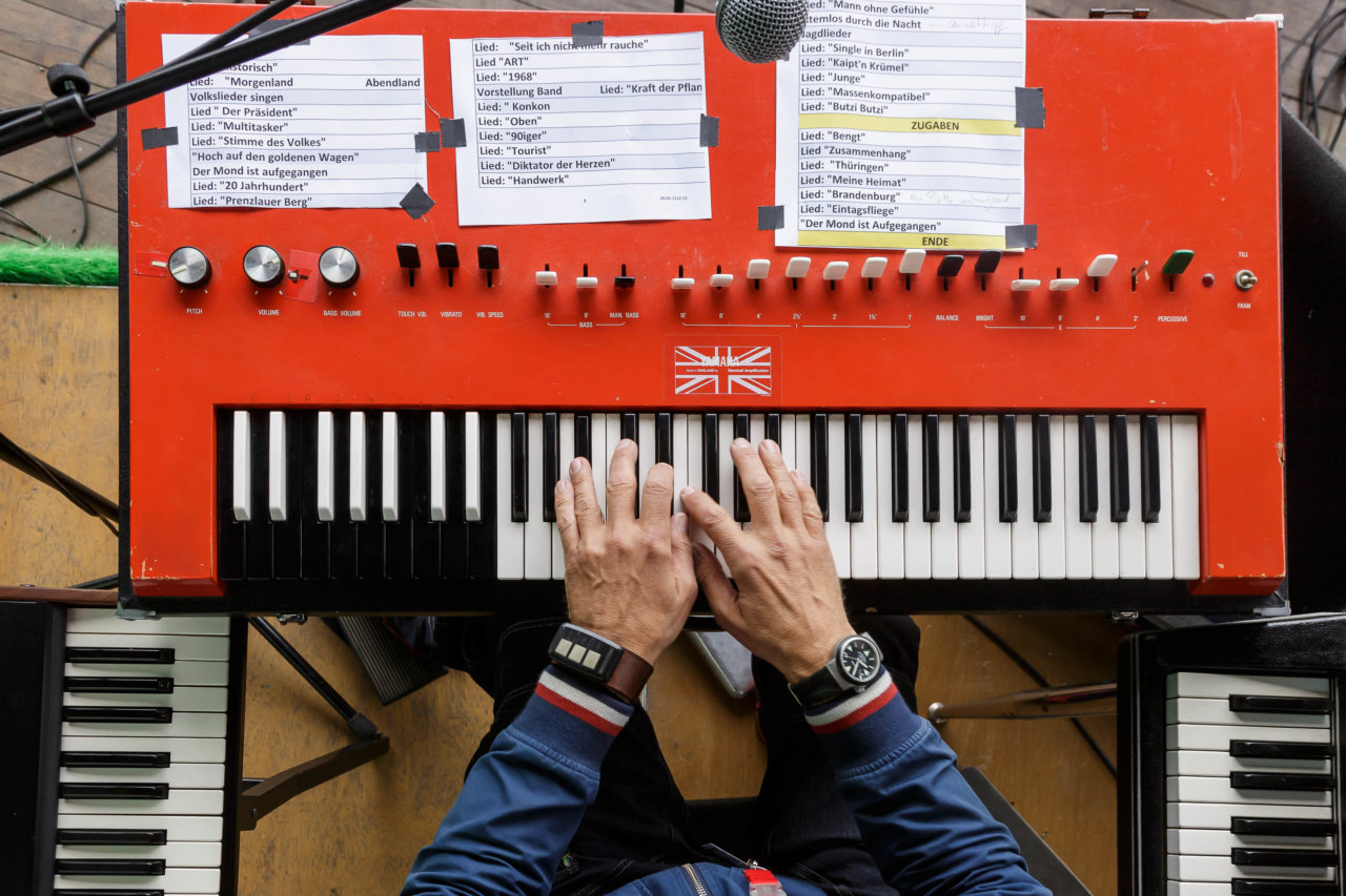 Buddy Casino, DRUCKEN!, Kultur, Künstler, MASTERBILD, Pianist, Projekt, Serie, Tastatur, Wuhlheide, bühne, grebe, klavier, konzert, meisterfinger, musik, musiker, open-air, piano, tasten